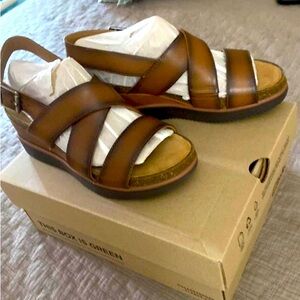 Clarks Lizby Cross sandal women’s sz 6.5